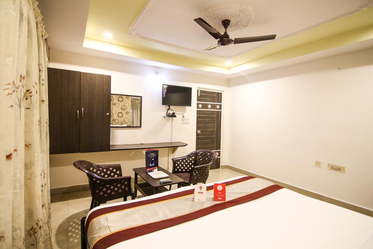 Oyo 9207 Chakri Guest House Visakhapatnam Buitenkant foto